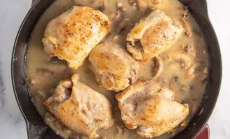 Выложите курицу обратно в сковородку, накройте крышкой и убавьте огонь до минимума. Готовьте 20–30 минут или пока курица не станет мягкой и готовой.