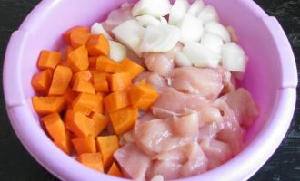 Далее куриное филе хорошо промойте в холодной воде, удалите жировые прослойки, нарежьте на кусочки, чтобы они смогли пройти в мясорубке. Морковь и репчатый лук очистите, помойте водой из-под крана и нарежьте на мелкие кубики. Если вы добавляете морковь в котлеты (при соблюдении диеты N9), тогда ее нужно отдельно замочить на 20-30 минут и промыть несколько раз, чтобы снизить содержание сахара.