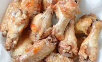 Куриные крылышки на сковороде в томатном соусе