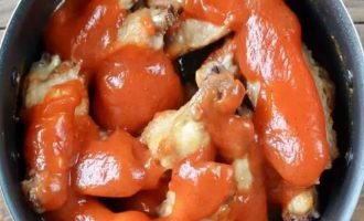 Куриные крылышки на сковороде в томатном соусе