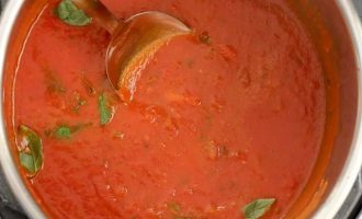 А в соус добавьте томатную пасту и варите до легкого загустения, достаточно 5-7 минут. Дополните в конце соус листочками базилика. Если хотите добавьте курицу обратно в соус и прогрейте.