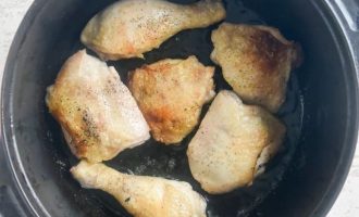 Курицу нарубите на 8 частей и обжарьте на оливковом масле