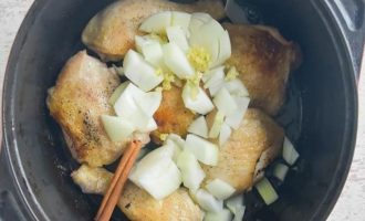 Добавьте в курицу лук, чеснок и корицу