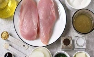 Вначале подготовьте все ингредиенты для приготовления курицы со сметаной и луком