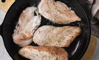 Добавьте курицу и обжаривайте примерно по 5–6 минут с каждой стороны или до золотистого цвета и готовности