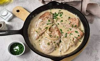 Курица со сметаной и луком