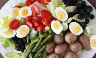Легкий салат с тунцом, яйцом и картофелем
