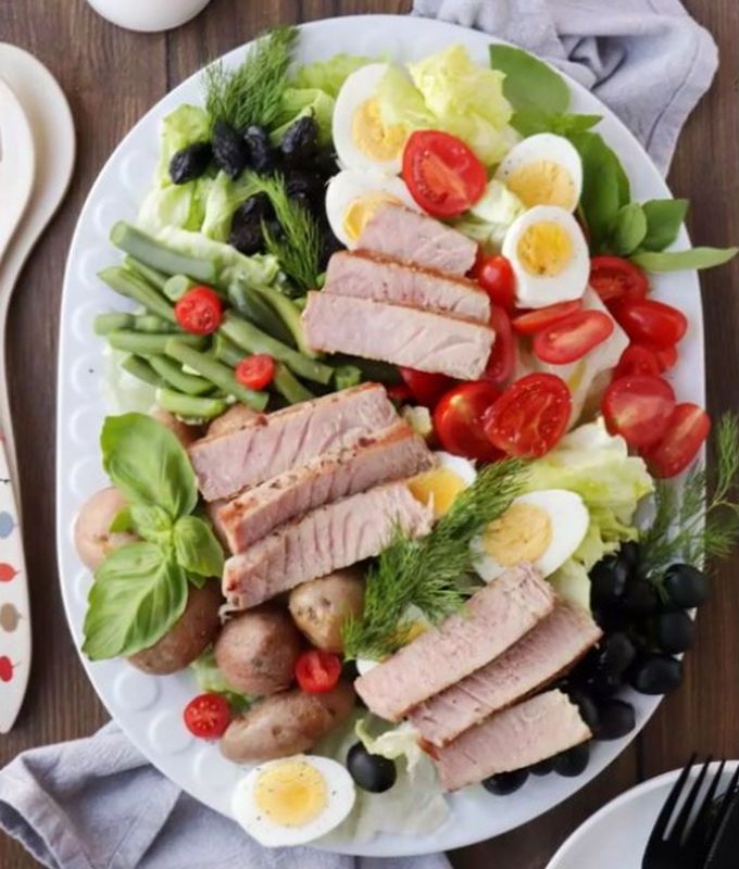 Легкий салат с тунцом, яйцом и картофелем