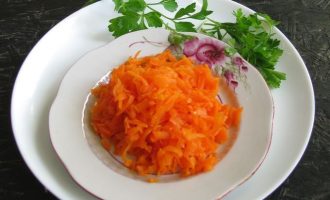 Вареную морковь натрите на терке.