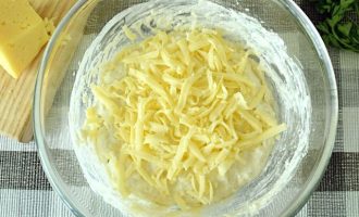 Твердый сыр натрите на мелкой терке, добавьте в тесто.