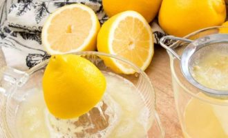 Пока сироп остывает, выдавите лимонный сок. Удалите мякоть и семена, а потом процедите сок через мелкоячеистое сито и поставьте графин в холодильник для охлаждения.