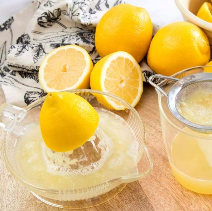 Лимонад домашний рецепт из лимона и мяты. Лимонад из цедры лимона. Основа для приготовления лимонада. Лимонад из Лимонов на домашнем столе. Лимонный сок Армения.