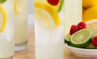 Налейте лимонад из лимонов в высокие стаканы со льдом, украсьте ягодами или цитрусовыми плодами на свое усмотрение.