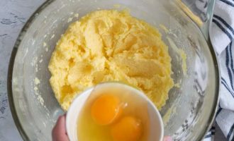 Взбейте сахар, масло и яйца для лимонного кекса