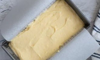 Выложите аккуратно тесто для кекса и выравняйте поверхность
