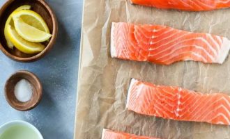 Вначале подготовьте все ингредиенты для приготовления лосося на гриле. Рыбу лосося купите разделанную на филе или же разделайте сами. А затем нарежьте на куски, какие вам больше нравиться.