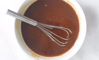 В удобной миске смешайте соевый соус, коричневый сахар, чесночный порошок, имбирный порошок и кукурузный крахмал.