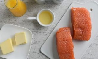 Подготовьте все ингредиенты для приготовления лосося с апельсиновым соусом