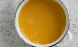 Начните с приготовления апельсинового соуса, для этого доведите 150 г апельсинового сока до кипения в кастрюле на сильном огне и дайте увариться примерно 5 - 7 минут