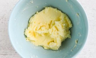 Взбейте 125 г сливочного масла комнатной температуры со 125 г сахара венчиком