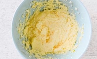 Добавьте 1 среднее яйцо и взбейте до однородной массы