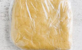 Заверните тесто в пищевую пленку и оставьте на 1 час в холодильнике