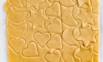 С помощью формочек вырежьте печенье