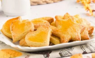 Дайте ему остыть и выложите на сервировочную тарелку