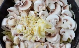 Макароны в сливочно-грибном соусе