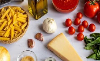 Вначале подготовьте все ингредиенты для приготовления макарон в томатном соусе и сыром