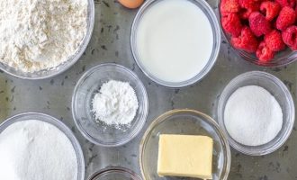 Подготовьте все ингредиенты для приготовления малинового пирога в духовке