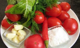 Вначале подготовьте все ингредиенты для малосольных помидоров с чесноком и зеленью
