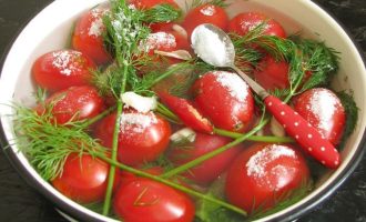 Посолите томаты поварской солью, но только не берите йодированную и очень мелкую