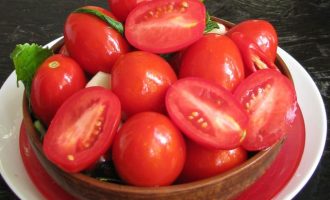 Немного охладите и выкладывайте малосольные помидоры к столу