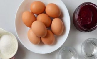 Подготовьте все ингредиенты для приготовления маринованных яиц