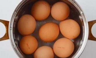 Сварите яйца вкрутую