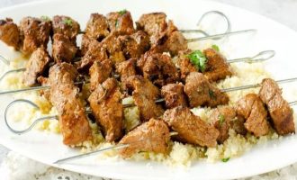 Снимите уже приготовленные мавританские шашлычки со сковороды и подавайте их горячими