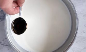 Смешайте 480 г цельного молока с чайной ложкой ванильной пасты. Доводите до кипения