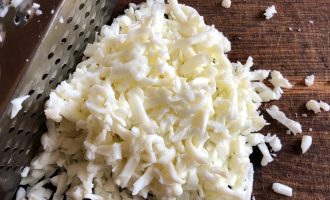 Мимоза с солёным огурцом - простой рецепт