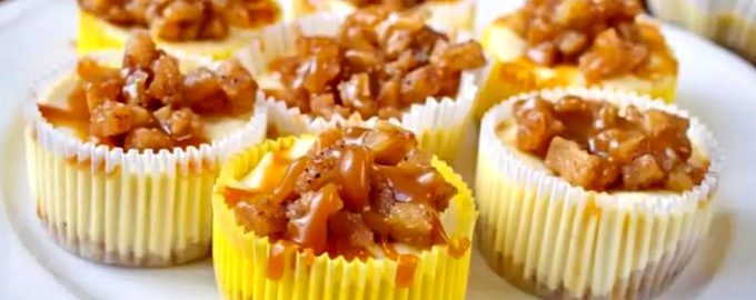 Рецепт мини-чизкейка с яблоками и клюквой: вкусный десерт для всей семьи