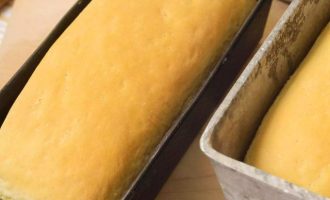 Теперь поставьте подошедшее тесто в разогретую духовку до 190 градусов, пусть выпекается в течение 40 минут. На поверхности хлеба должна появится золотисто-коричневая корочка.