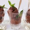 Мороженое из темного шоколада со свежей мятой