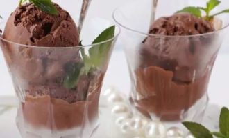 Мороженое из темного шоколада со свежей мятой