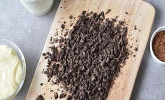 Нарежьте 100 грамм темного шоколада на мелкие кусочки