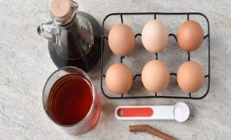 Подготовьте все ингредиенты для приготовления мраморных яиц
