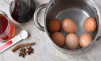 Поместите 6 яиц в кастрюлю с холодной водой так, чтобы яйца были покрыты примерно на 2 см, дайте закипеть и пусть постоят 50 минут