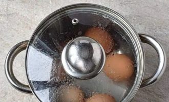 Выньте яйца из кастрюли и помойте их холодной водой