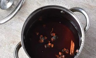 Доведите оставшуюся воду в кастрюле до кипения и добавьте соль, черный чай, соевый соус, анис и корицу