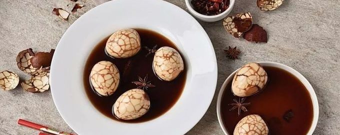 Мраморные яйца окрашены черным чаем