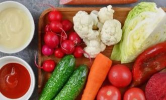 Подготовьте все ингредиенты для приготовления мульти овощной салат с колбасой